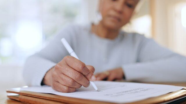 woman writing her will