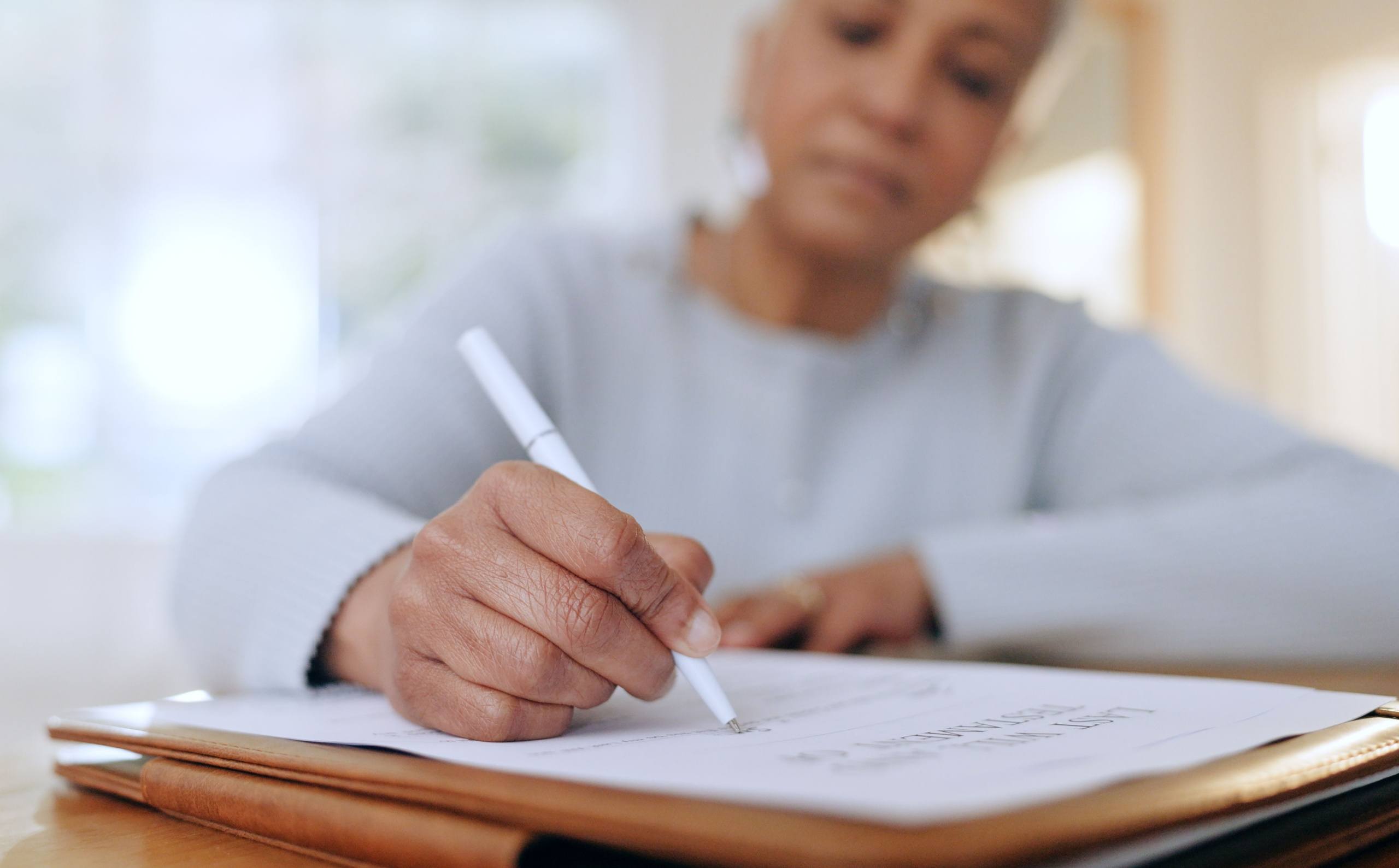 woman writing her will